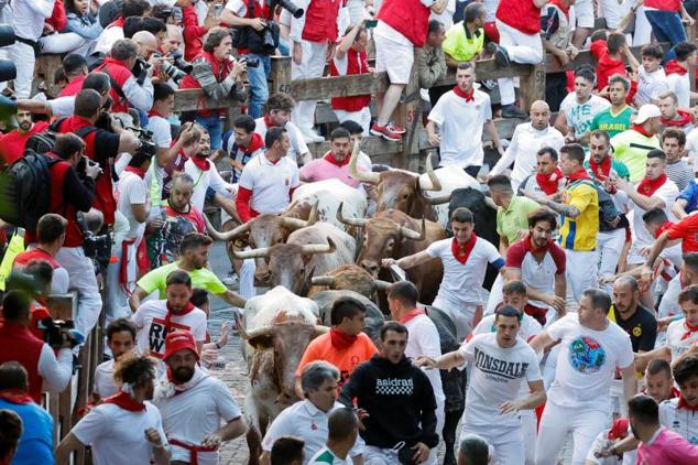 Una de las curvas del recorrido en la que se ve a varios mozos tocando a las reses. 