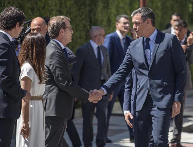 Feijóo y Sánchez se saludan al comienzo del homenaje. 