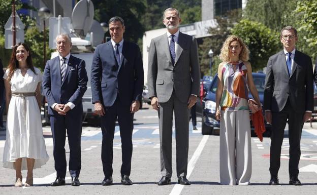 El Rey, en el centro, junto al lehendakari Urkullu, Sánchez, la presidenta del Congreso, Meritxell Batet y Alberto Núñez Feijóo.