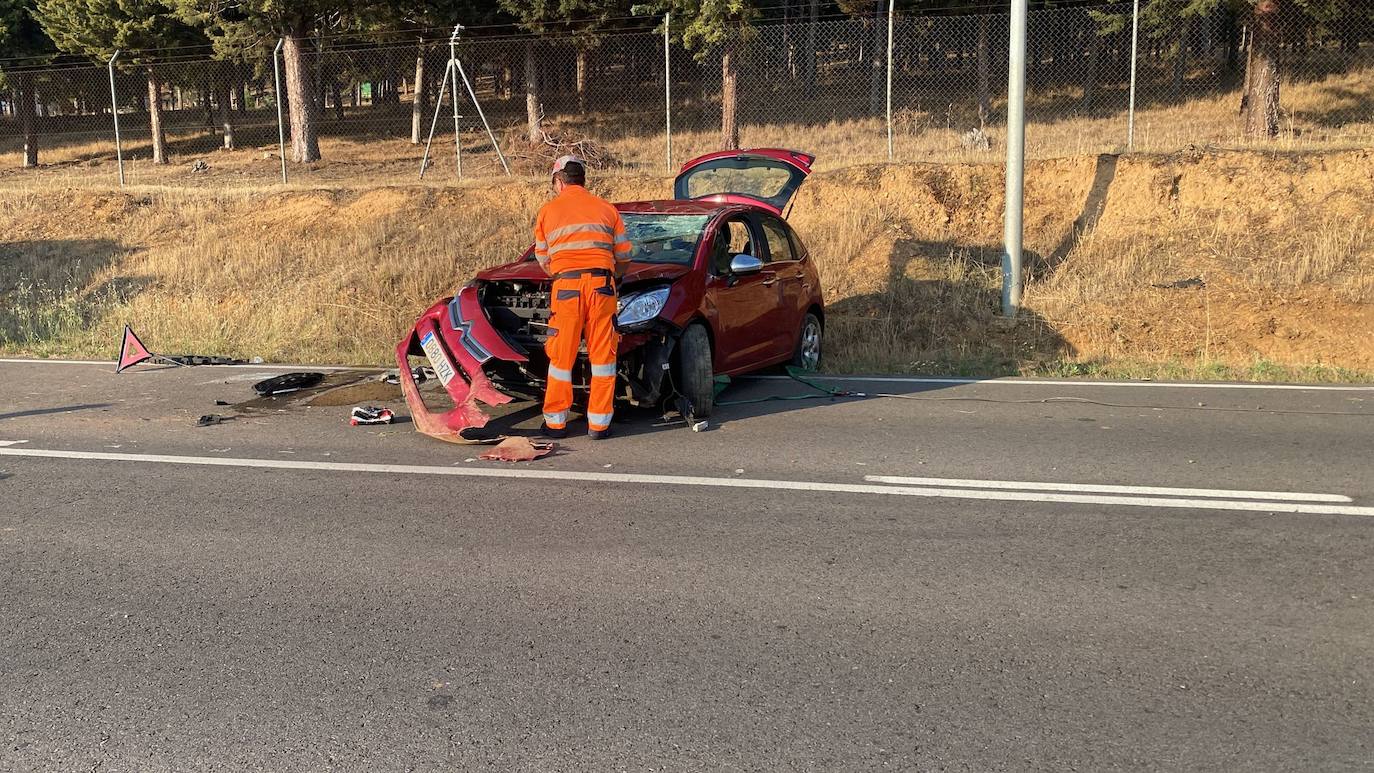 Un operario retira el vehículo accidentado.