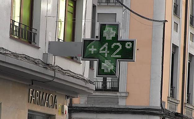 Imagen principal - Sombra, helados y hasta paraguas, los aliados para soportar el calor.