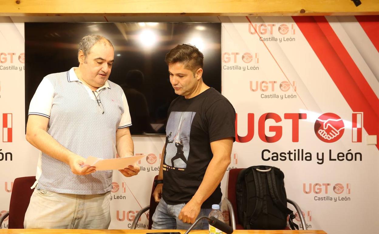 El secretario general de UGT Servicios Públicos en Castilla y León, Tomás Pérez Urueña, y el bombero y delegado de UGT Servicios Públicos, Ignacio García Rubio, ofrecen una rueda de prensa.