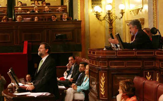 El entonces jefe de la oposición, Mariano Rajoy, en la tribuna del Congreso. 