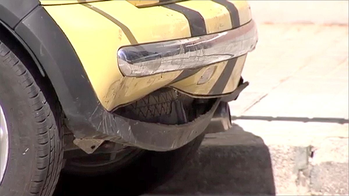 Imágenes de la agresión vivida en Bembibre el pasado lunes 11 de julio. En las imágenes el varón con un bate en la mano y el estado de los vehículos tras el accidente provocado por el agresor. 