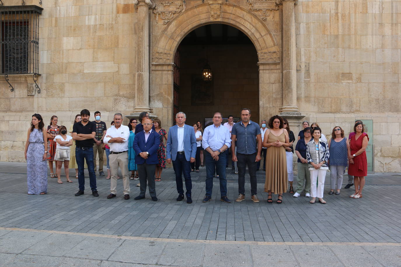 La corporación provincial de la Diputación, trabajadores y vecinos se han reunido en el mediodía de este miércoles para guardar 5 minutos de silencio el día que se cumplen 25 años del asesinato a manos de ETA del Concejal Popular Miguel Ángel Blanco.