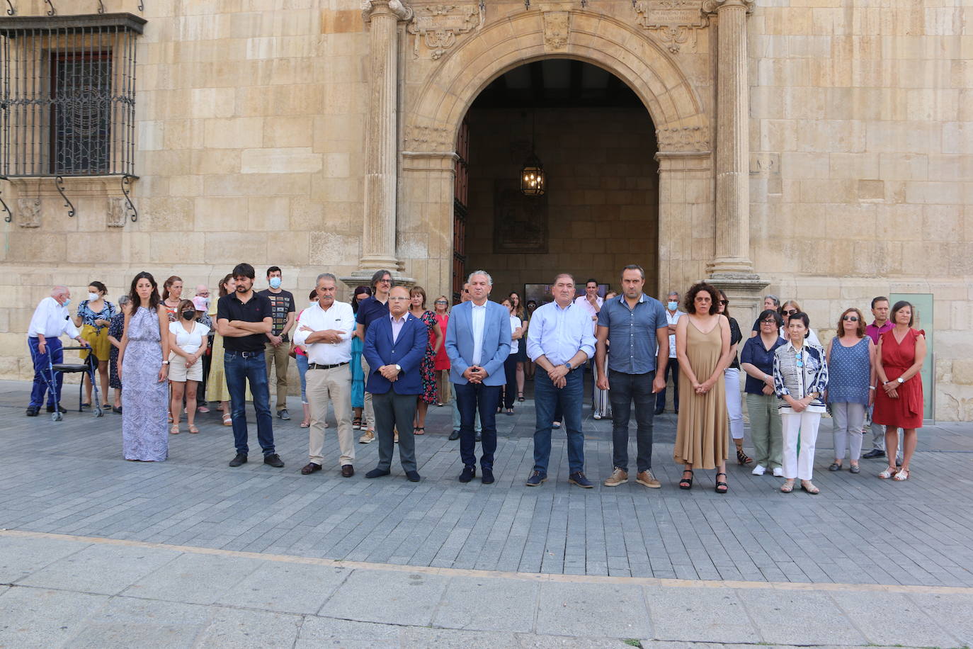 La corporación provincial de la Diputación, trabajadores y vecinos se han reunido en el mediodía de este miércoles para guardar 5 minutos de silencio el día que se cumplen 25 años del asesinato a manos de ETA del Concejal Popular Miguel Ángel Blanco.