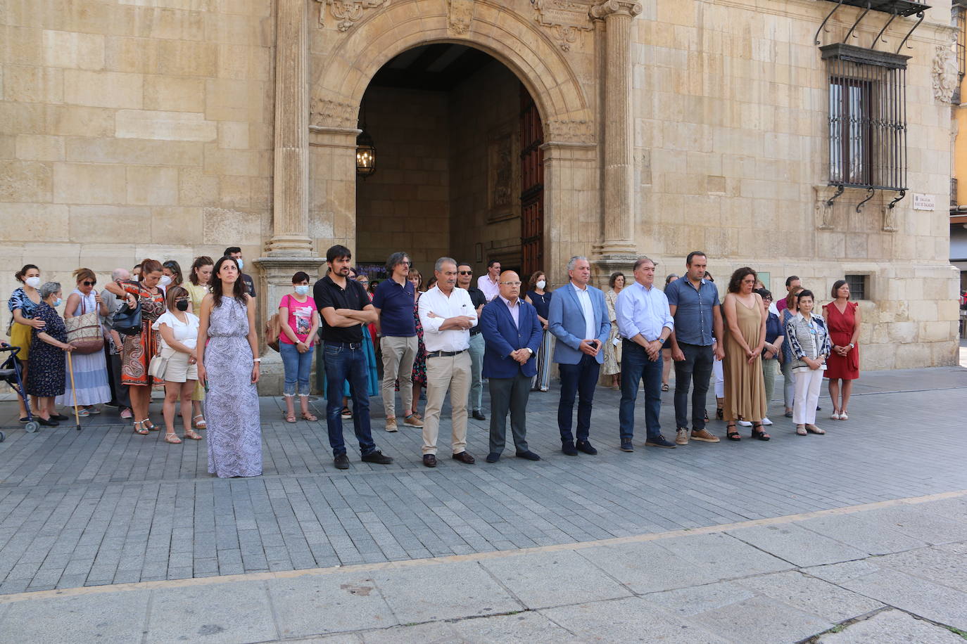 La corporación provincial de la Diputación, trabajadores y vecinos se han reunido en el mediodía de este miércoles para guardar 5 minutos de silencio el día que se cumplen 25 años del asesinato a manos de ETA del Concejal Popular Miguel Ángel Blanco.