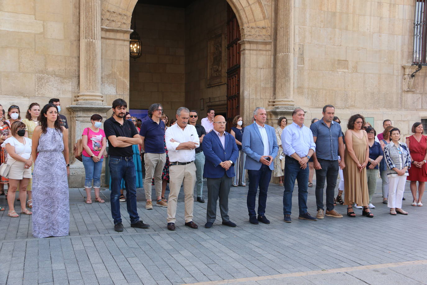 La corporación provincial de la Diputación, trabajadores y vecinos se han reunido en el mediodía de este miércoles para guardar 5 minutos de silencio el día que se cumplen 25 años del asesinato a manos de ETA del Concejal Popular Miguel Ángel Blanco.