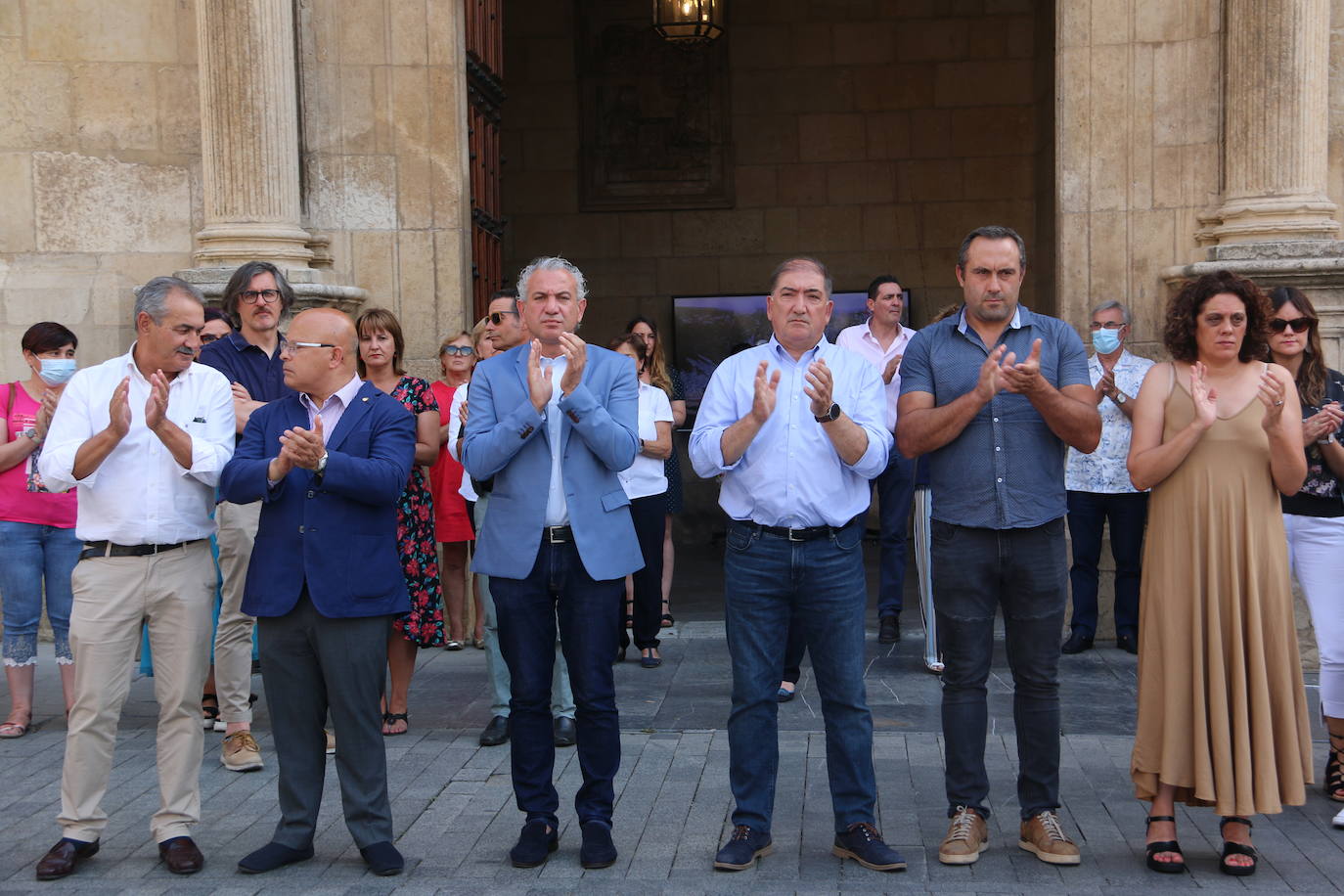 La corporación provincial de la Diputación, trabajadores y vecinos se han reunido en el mediodía de este miércoles para guardar 5 minutos de silencio el día que se cumplen 25 años del asesinato a manos de ETA del Concejal Popular Miguel Ángel Blanco.