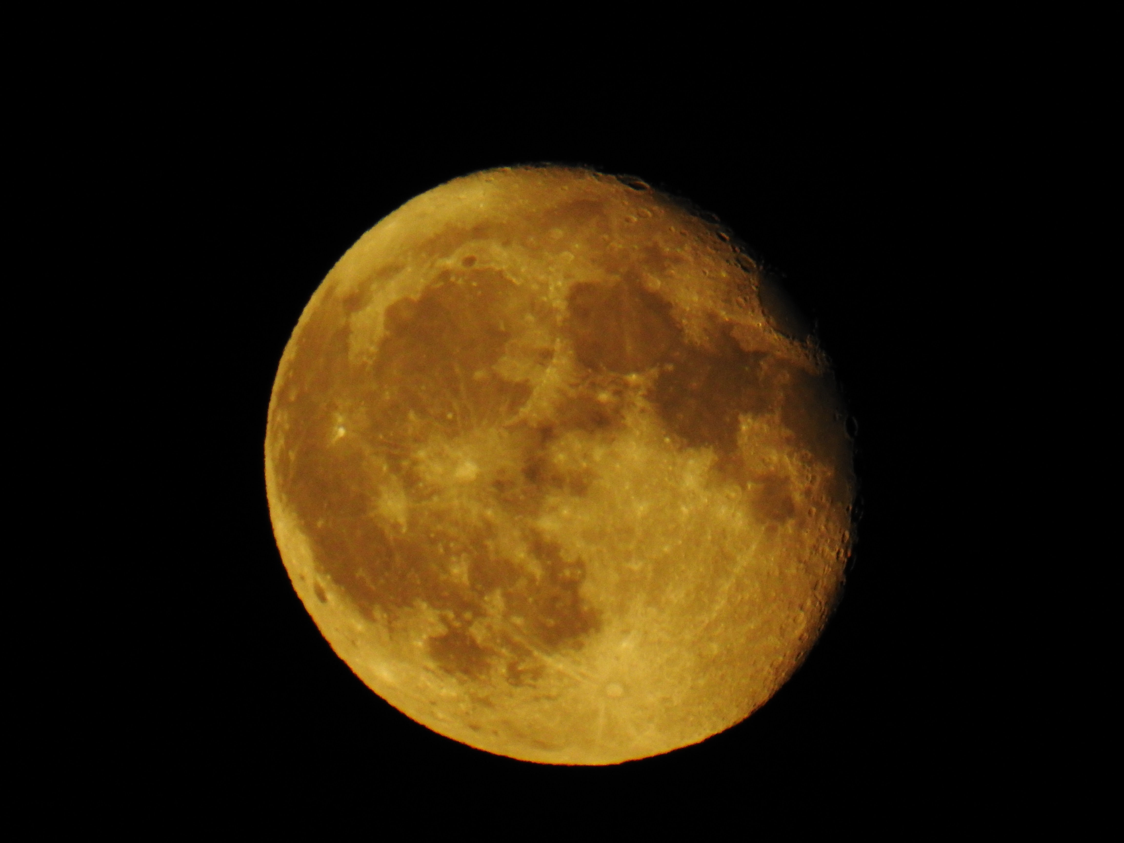 Durante la noche del martes y la madrugada de este miércoles la 'Superluna del Ciervo' ha iluminado el cielo leonés. Se trata de una 'gran luna' apreciable con un tamaño un 7% superior al habitual. 