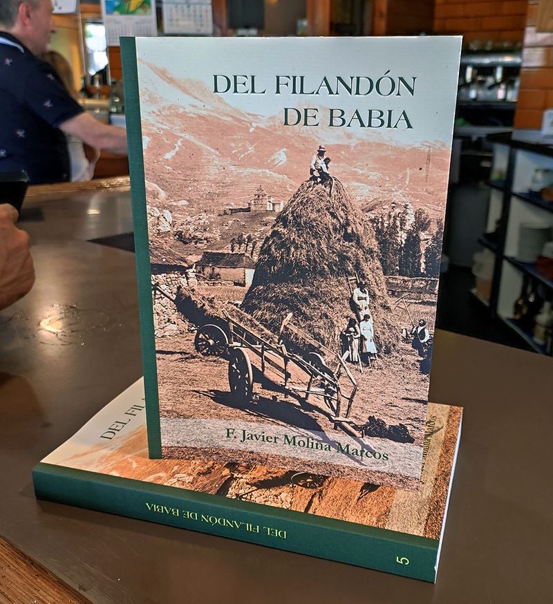 'Del filandón de Babia', nuevo libro en el que Javier Molina recopila la tradición oral escrita de la comarca. La edición, que cuenta con 326 páginas, iluminada por curiosas fotografías de época, ha contado con la colaboración del Instituto Leonés de Cultura y el Museo del Pueblo de Asturias. 