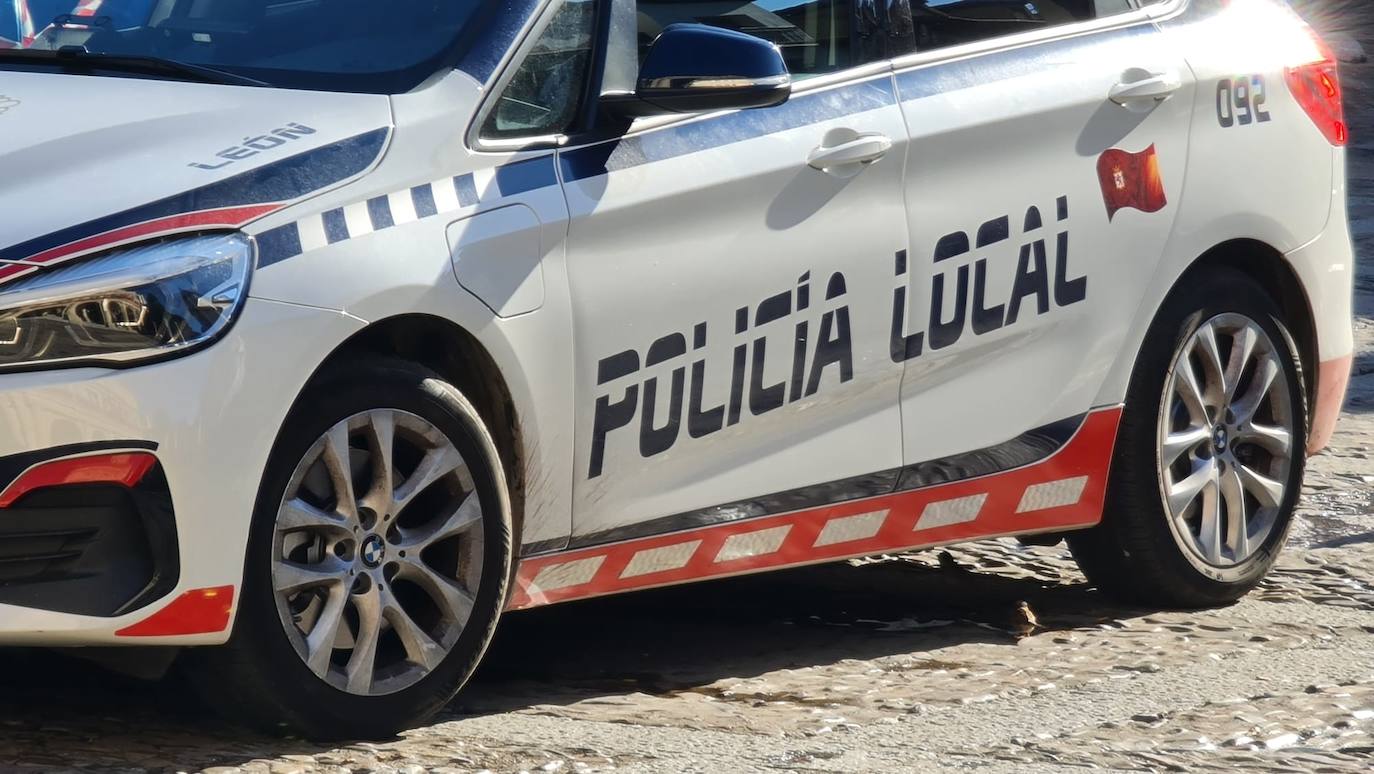 Un coche patrulla de la Policía Local de León en el centro de la ciudad. Agentes municipales detienen a una mujer que triplicaba la tasa de alcohol al volante durante la madrugada del 14 de julio.