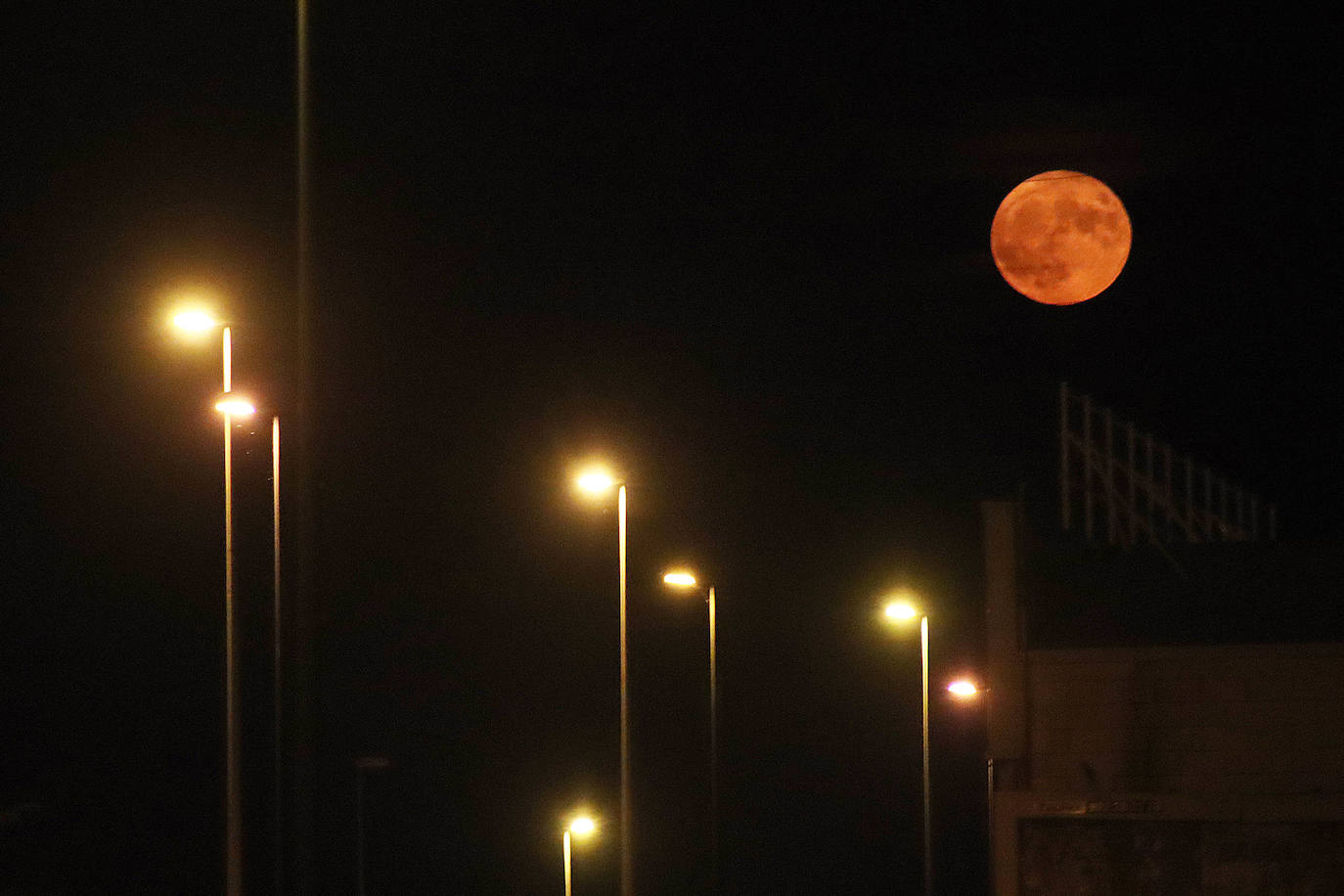 Imagen de la 'Superluna de Ciervo' soobre la ciudad de León. Este fenómeno astronómico coincide con el periodo de berrea de los ciervos y podrá observarse en el firmamento leonés hasta la madrugada del jueves al viernes.