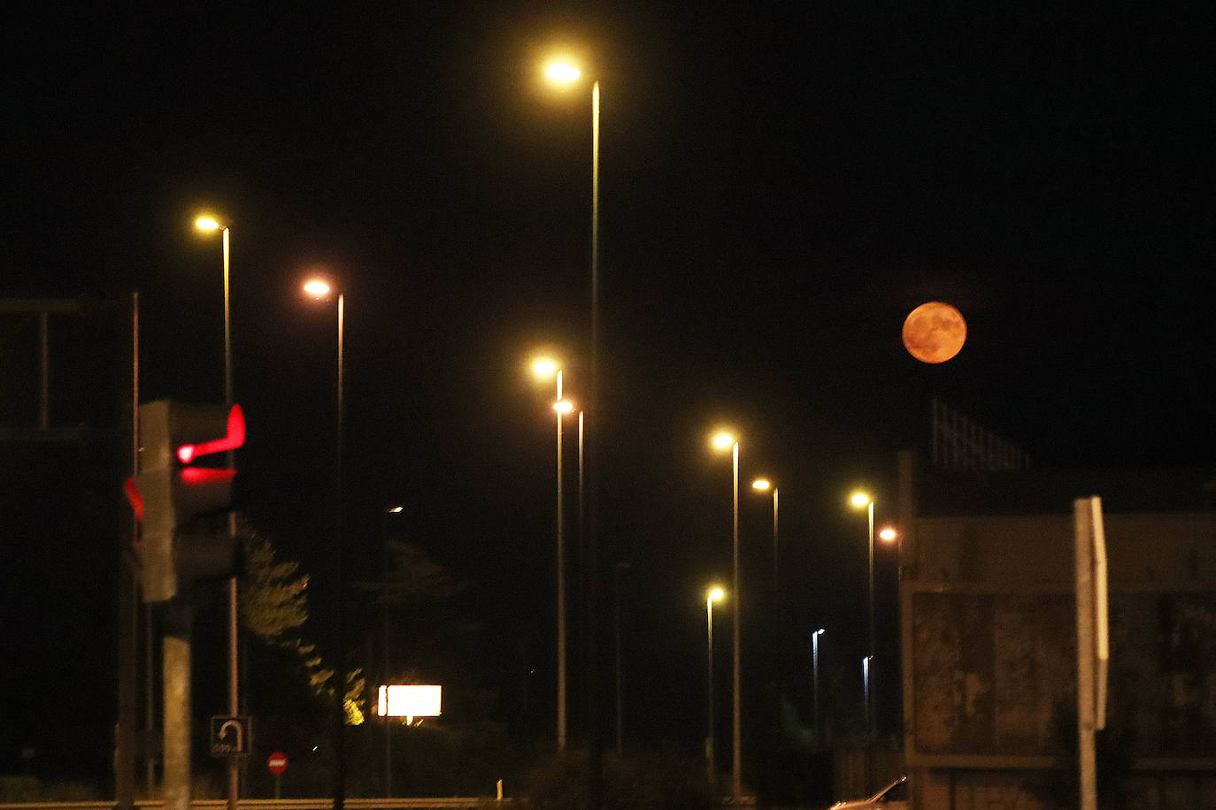 Imagen de la 'Superluna de Ciervo' soobre la ciudad de León. Este fenómeno astronómico coincide con el periodo de berrea de los ciervos y podrá observarse en el firmamento leonés hasta la madrugada del jueves al viernes.