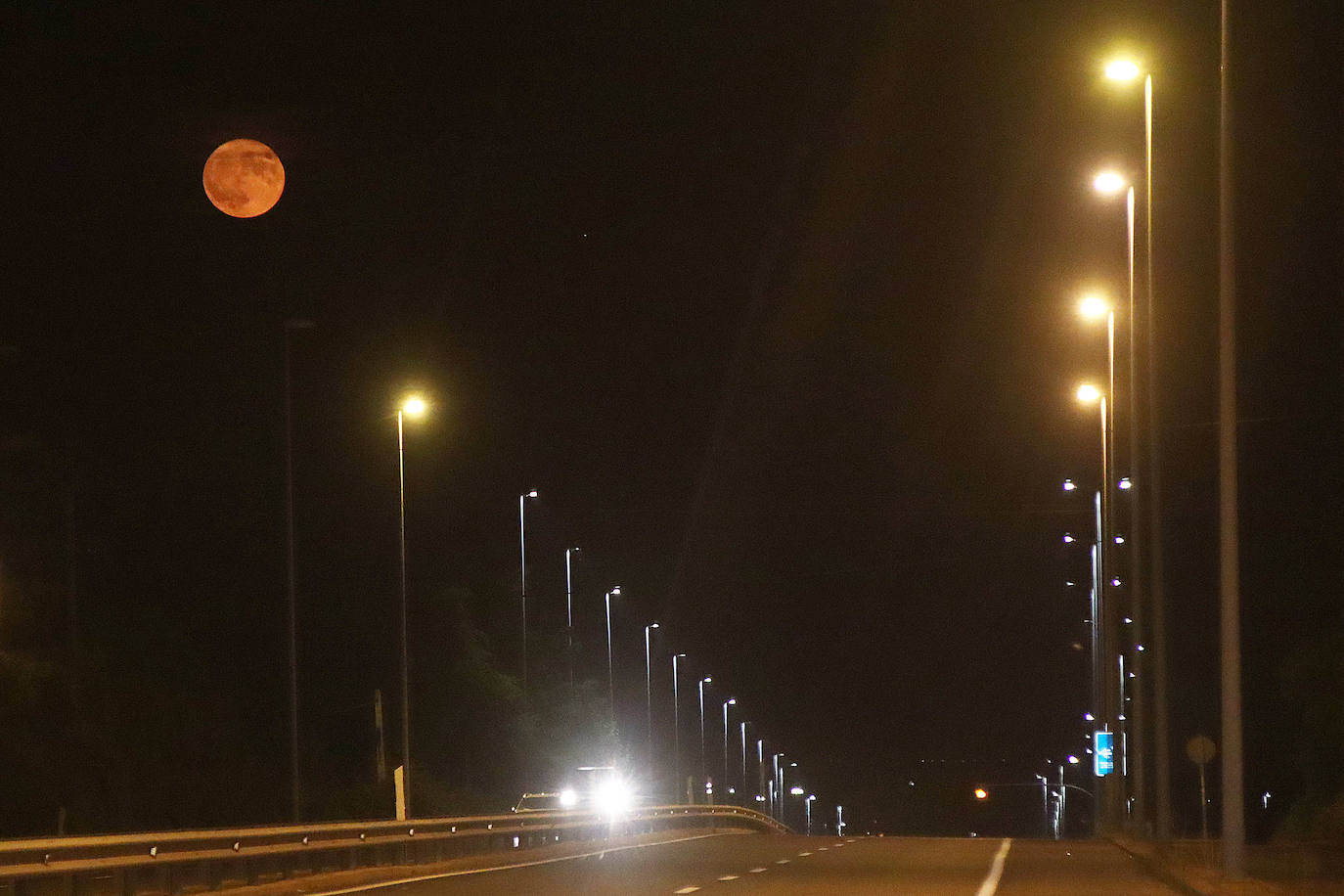 Imagen de la 'Superluna de Ciervo' soobre la ciudad de León. Este fenómeno astronómico coincide con el periodo de berrea de los ciervos y podrá observarse en el firmamento leonés hasta la madrugada del jueves al viernes.