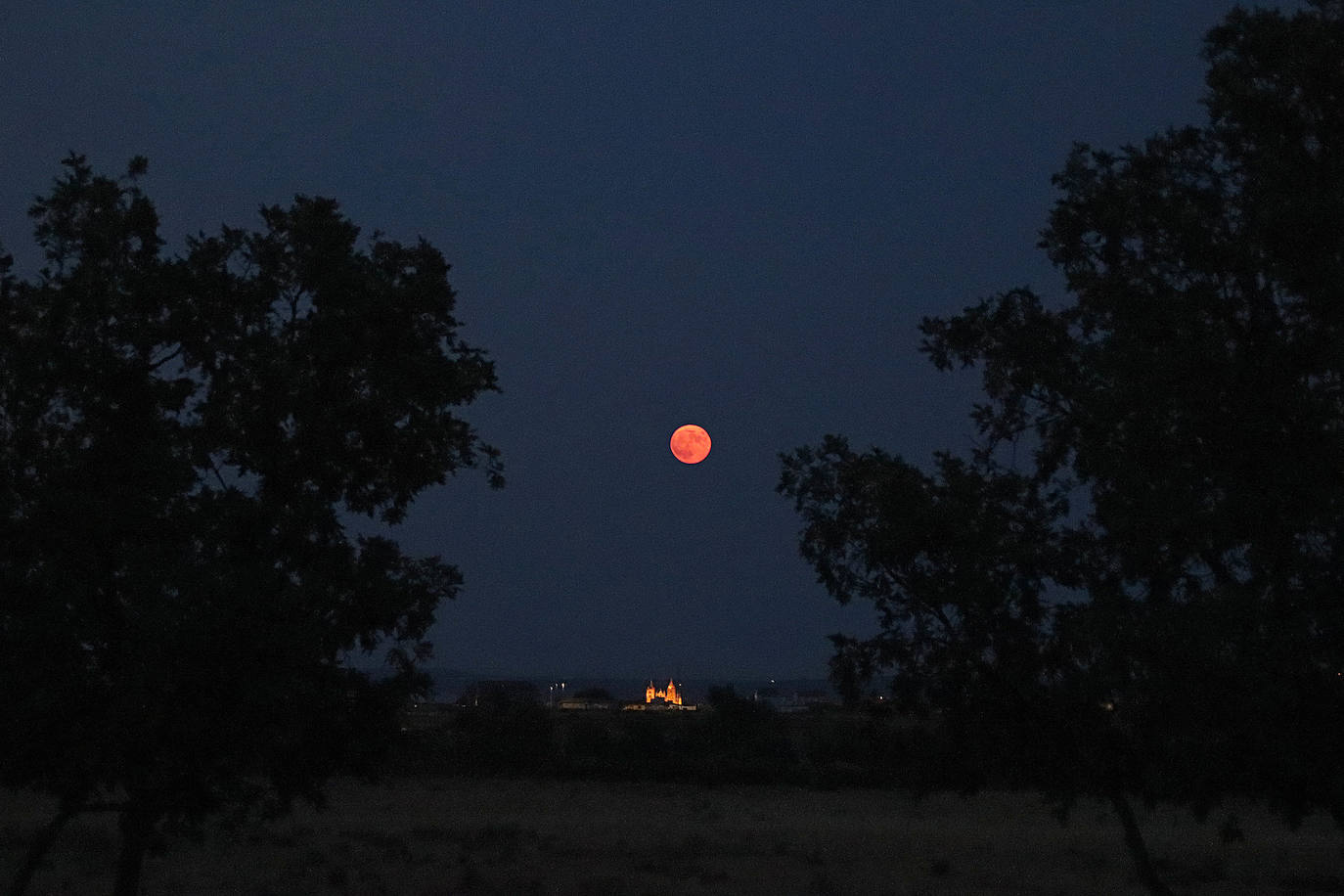 Imagen de la 'Superluna de Ciervo' soobre la ciudad de León. Este fenómeno astronómico coincide con el periodo de berrea de los ciervos y podrá observarse en el firmamento leonés hasta la madrugada del jueves al viernes.