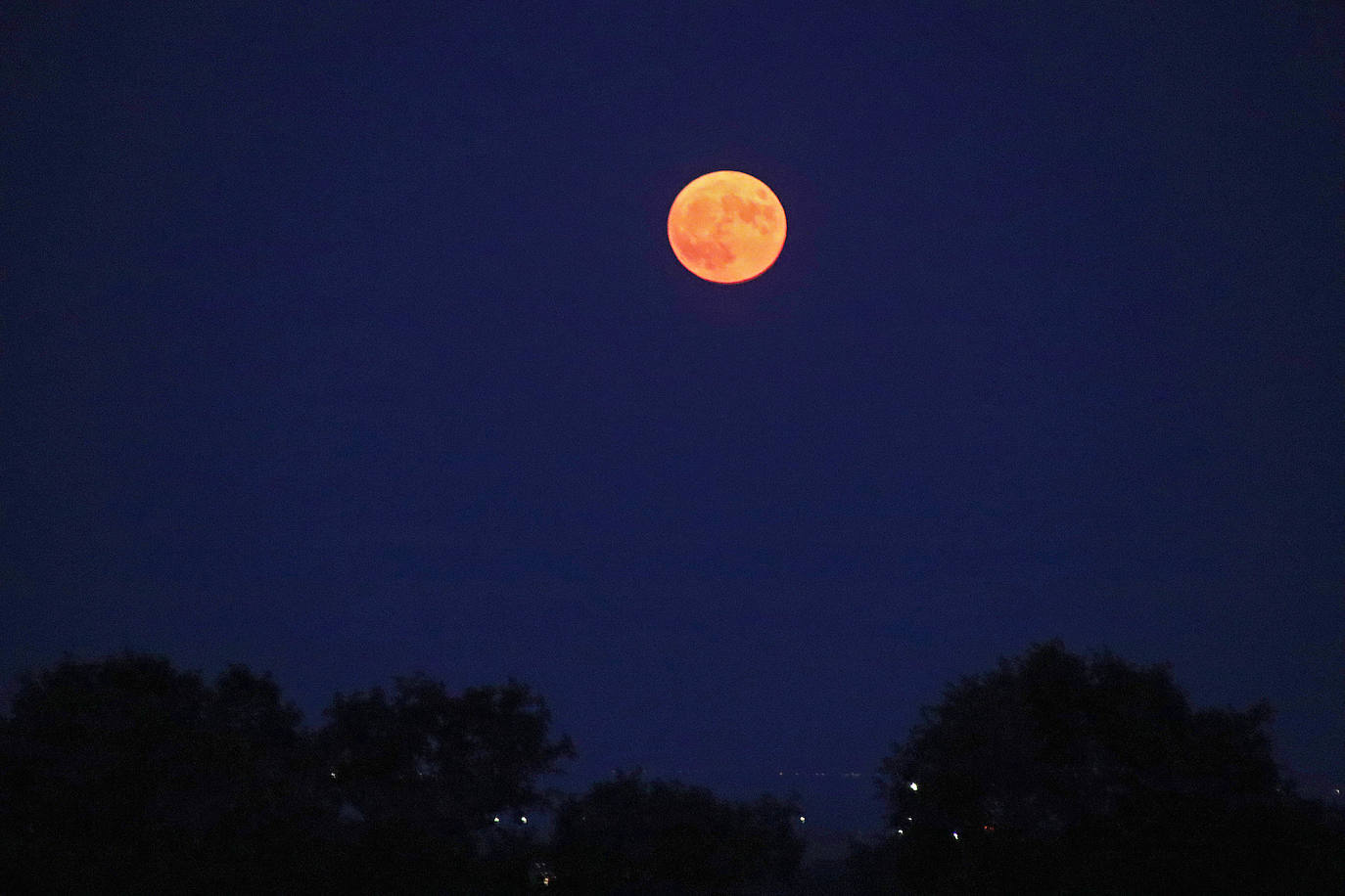 Imagen de la 'Superluna de Ciervo' soobre la ciudad de León. Este fenómeno astronómico coincide con el periodo de berrea de los ciervos y podrá observarse en el firmamento leonés hasta la madrugada del jueves al viernes.