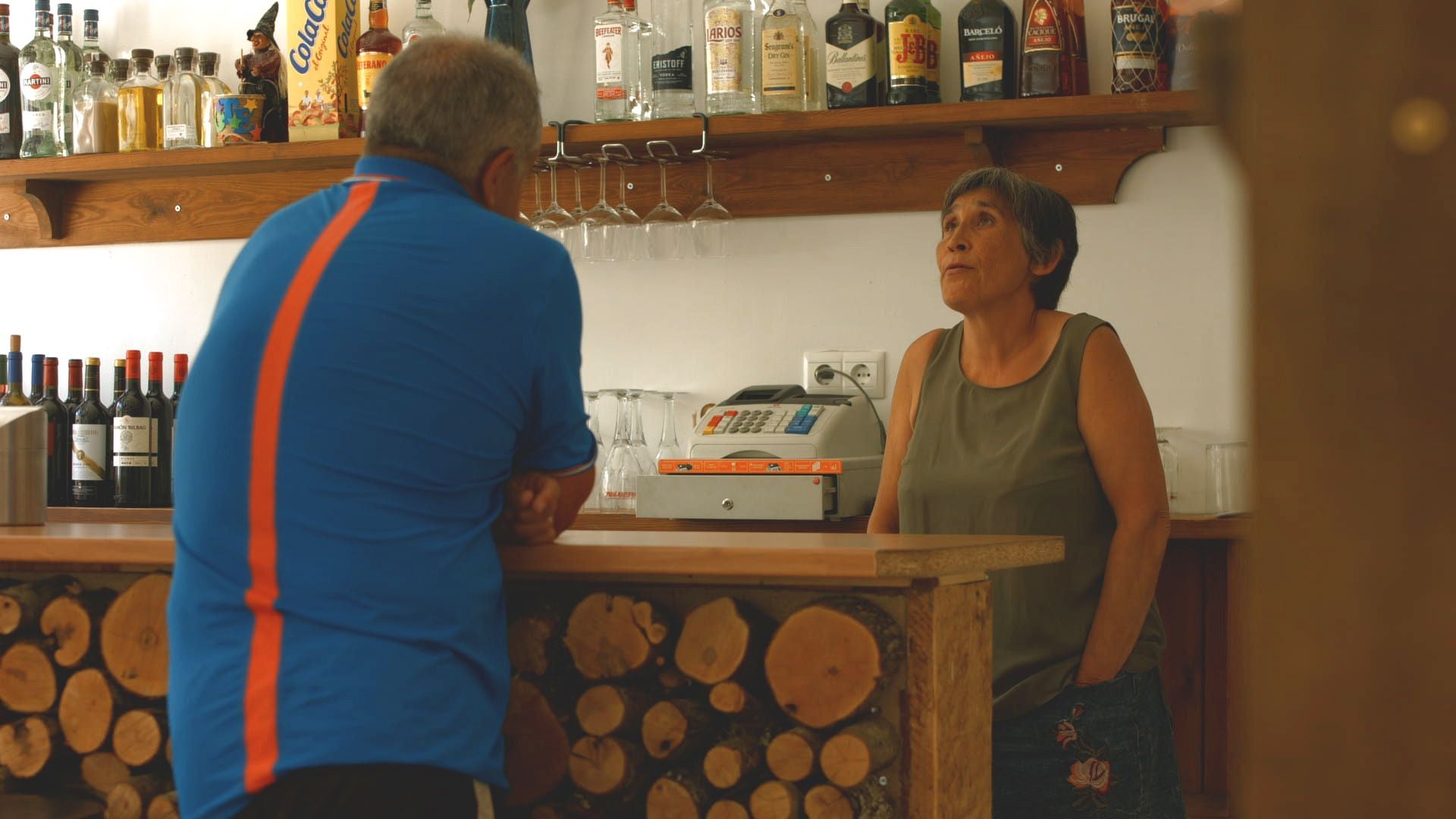 Galería. Con la reapertura de su bar, los vecinos pueden volver a reunirse cada día, algo que desde hace más de un mes no podían hacer por la marcha de su antigua dueña 