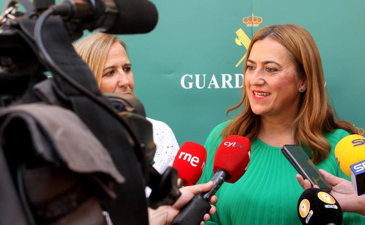 Virginia Barcones, Delegada del Gobierno en Castilla y León, se pronuncia sobre el mapa del autobús interautonómico durante la bienvenida a los guardias civiles en prácticas de la comandancia de Soria.