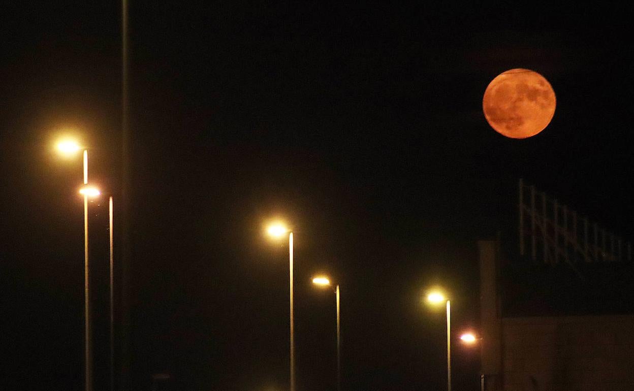 Imagen de la 'Superluna de Ciervo' soobre la ciudad de León. Este fenómeno astronómico coincide con el periodo de berrea de los ciervos y podrá observarse en el firmamento leonés hasta la madrugada del jueves al viernes.