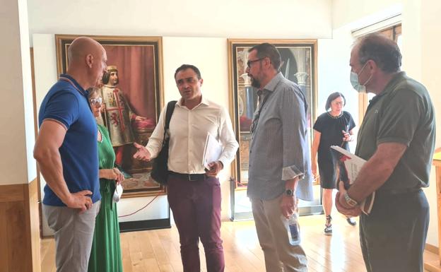 Presentación del curso de la ULE que ha acogido el salón de los reyes del Ayuntamiento de León.
