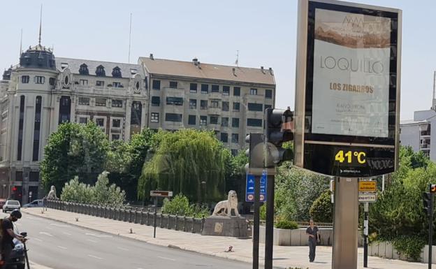 Imagen de un cartel de temperatura ubicado en la Plaza de Guzman, en León este jueves. 