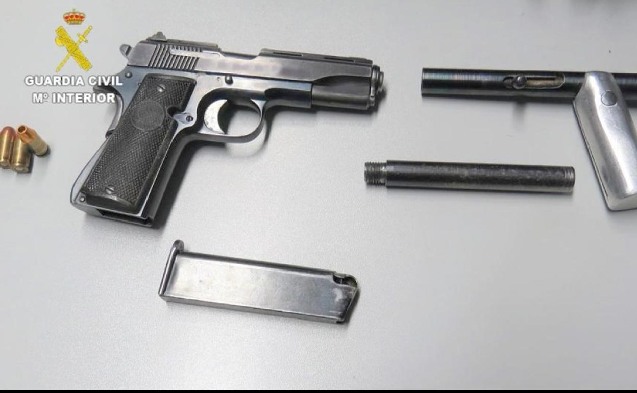 Imagen de las armas cortas inautadas al detenido. En su poder se localizó una pistola realizada de forma artesanal. 