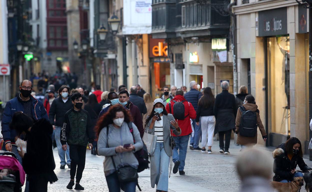 Viandantes en una calle de Bilbao. 