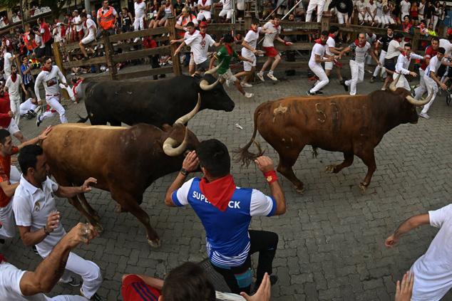 Los mozos, durante el octavo y último encierro de los Sanfermines con toros de la ganadería de Miura.