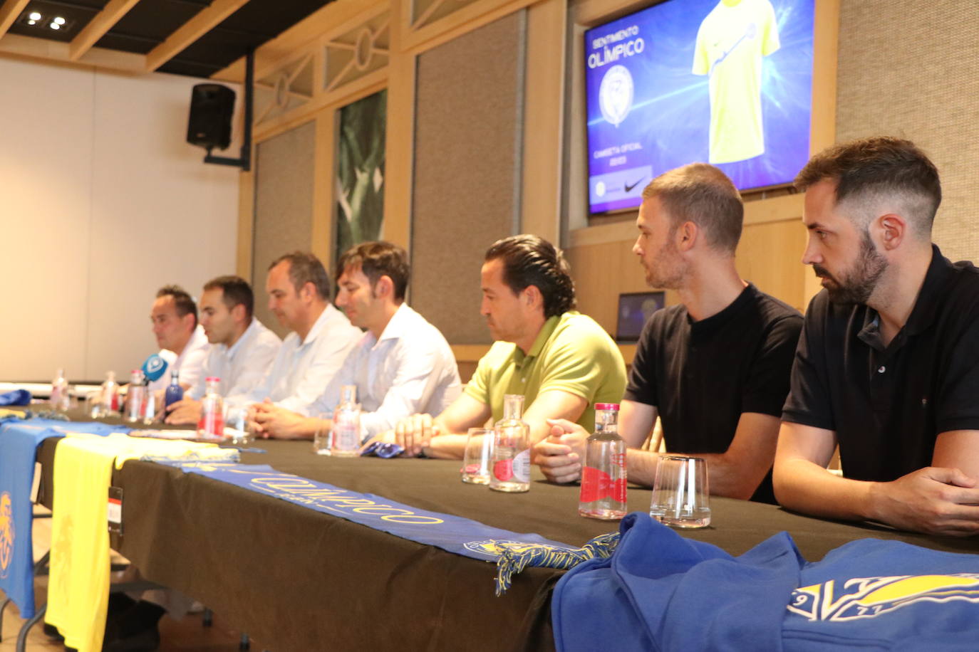 Presentación de las equipaciones y el convenio entre el Club Olímpico de León y Fútbol Emotion. 