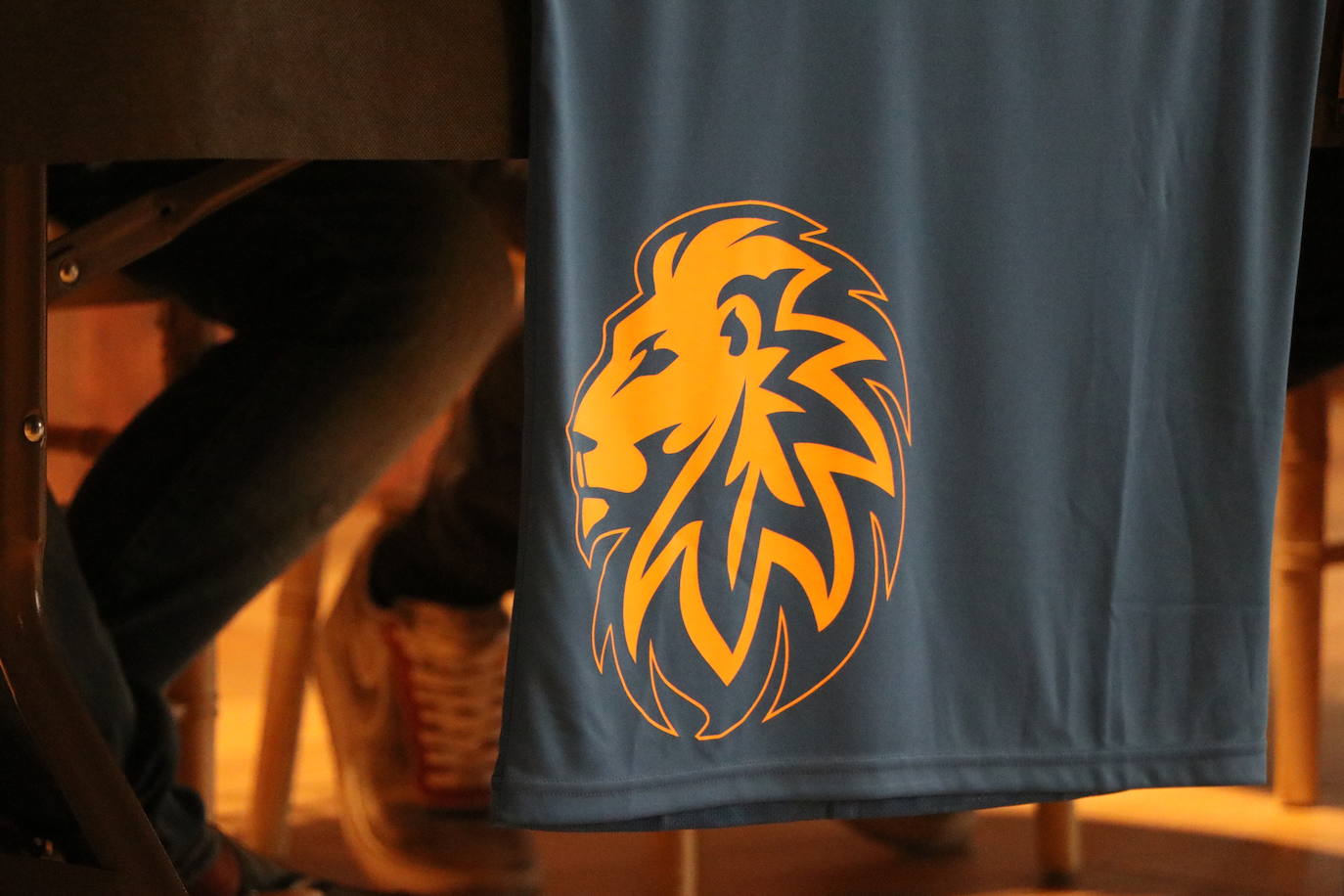 Presentación de las equipaciones y el convenio entre el Club Olímpico de León y Fútbol Emotion. 
