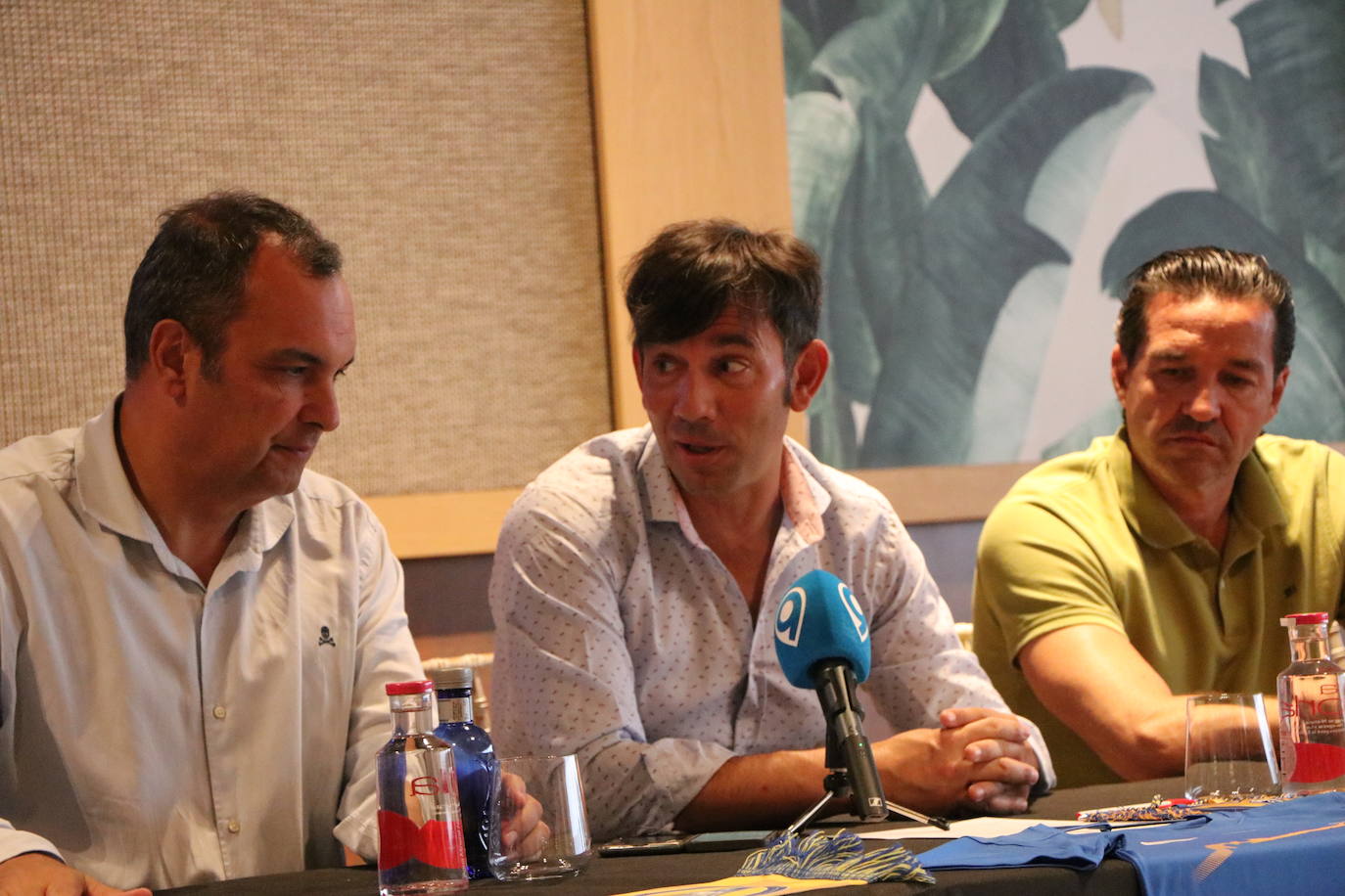 Presentación de las equipaciones y el convenio entre el Club Olímpico de León y Fútbol Emotion. 