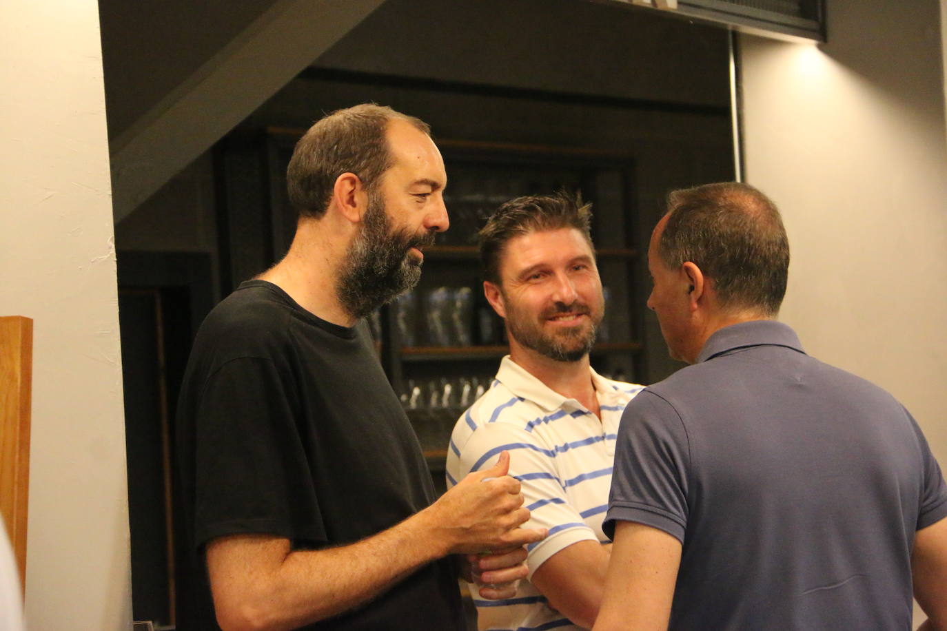 Foto de familia de los integrantes del cuerpo técnico y exjugadores de la Cultural de Baloncesto. 