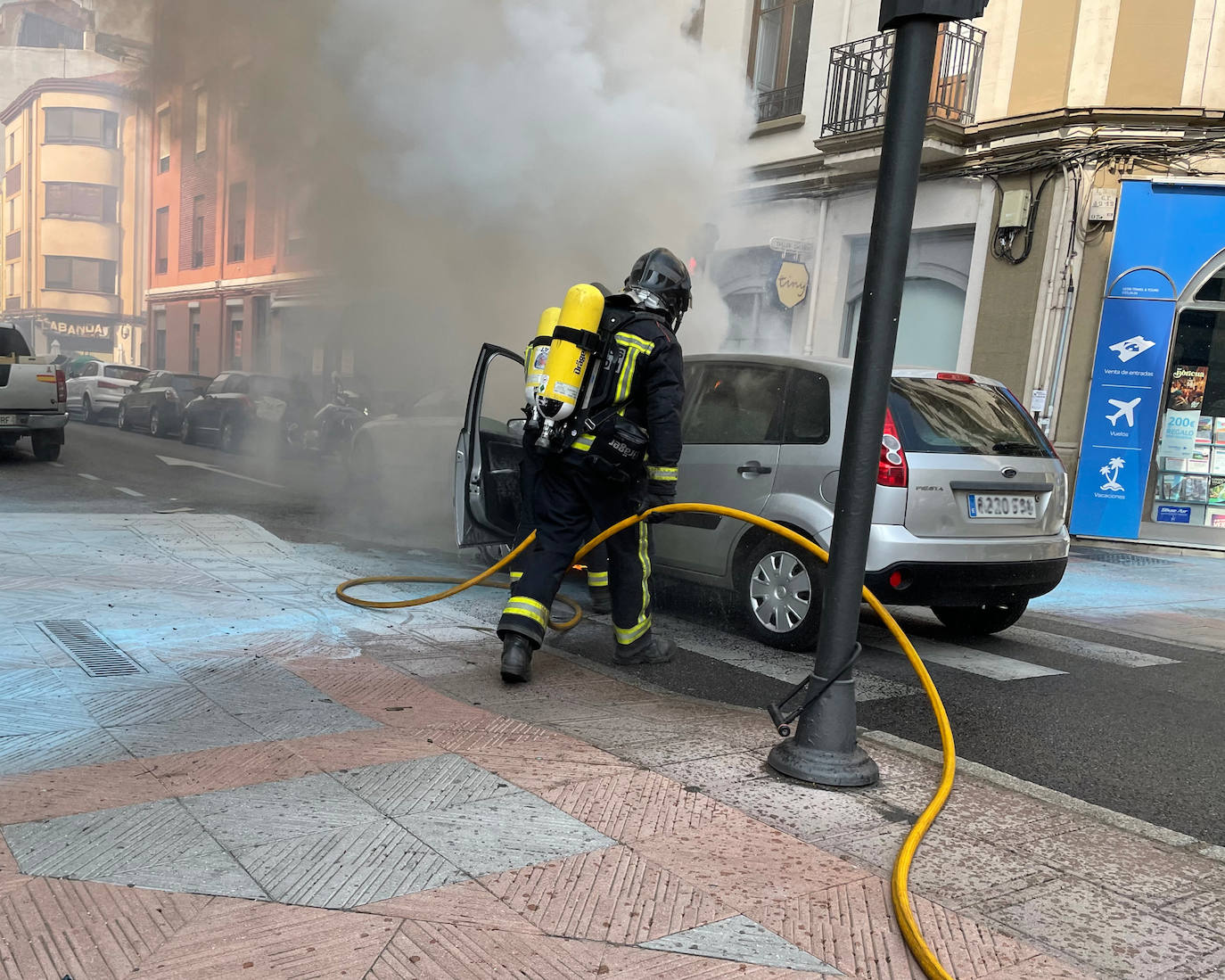 El coche estaba girando desde Gran Vía de San Marcos cuando del motor empezaron a salir las llamas que obligaron a los ocupantes a abondar rápidamente el vehículo. 