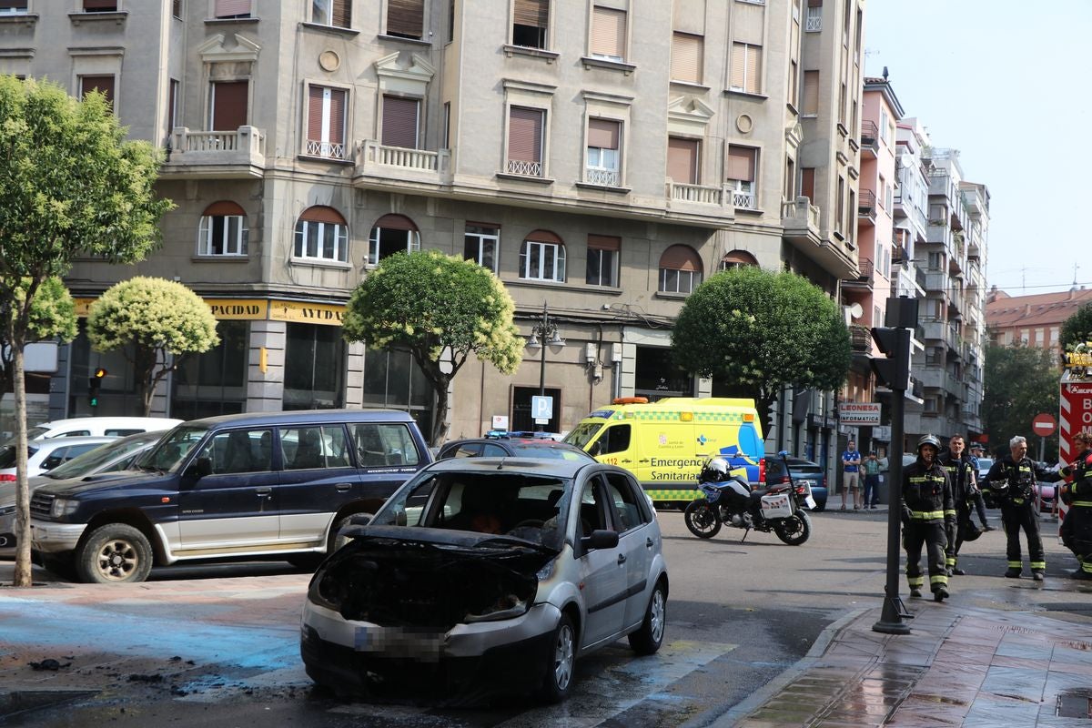 El coche estaba girando desde Gran Vía de San Marcos cuando del motor empezaron a salir las llamas que obligaron a los ocupantes a abondar rápidamente el vehículo. 