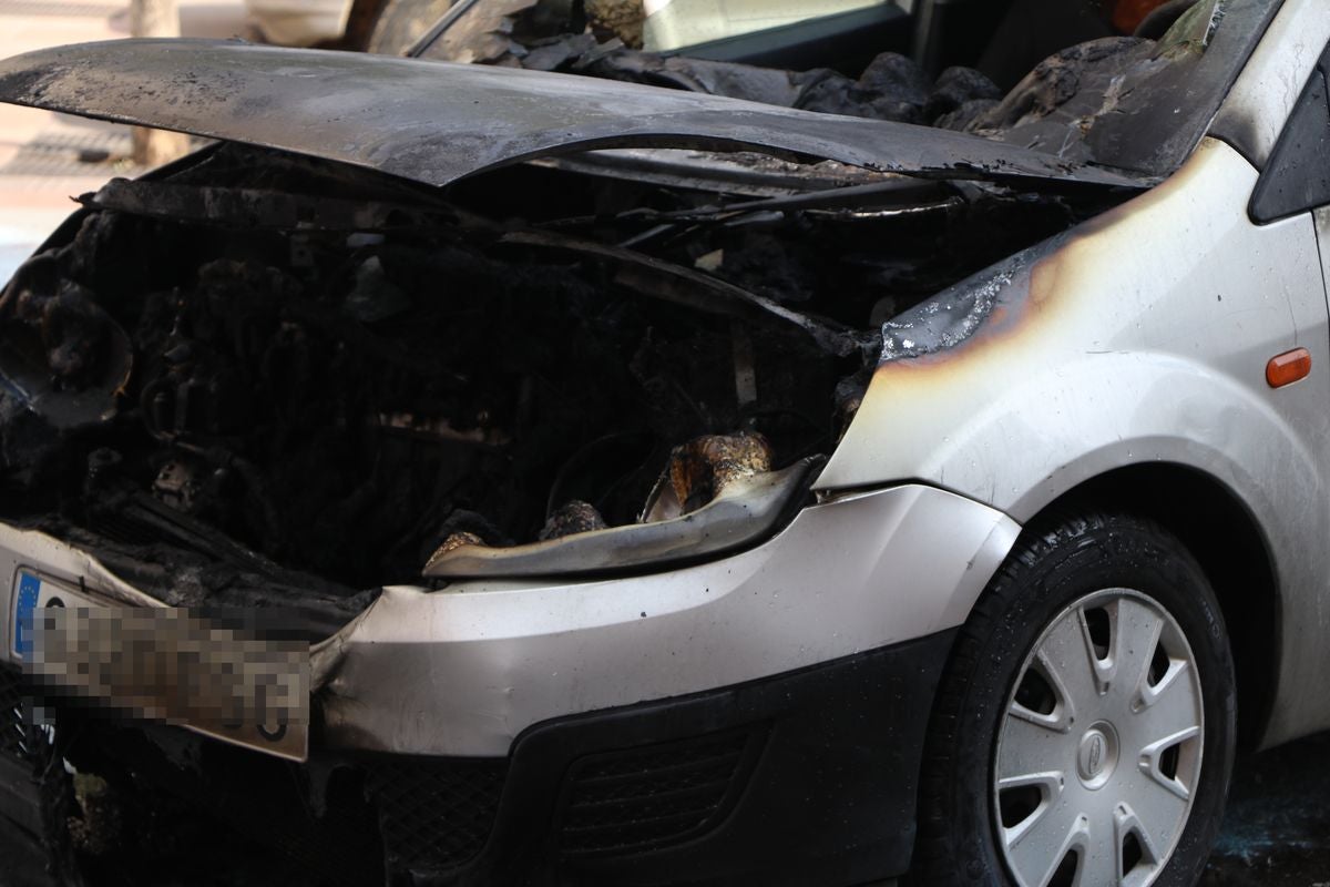 El coche estaba girando desde Gran Vía de San Marcos cuando del motor empezaron a salir las llamas que obligaron a los ocupantes a abondar rápidamente el vehículo. 