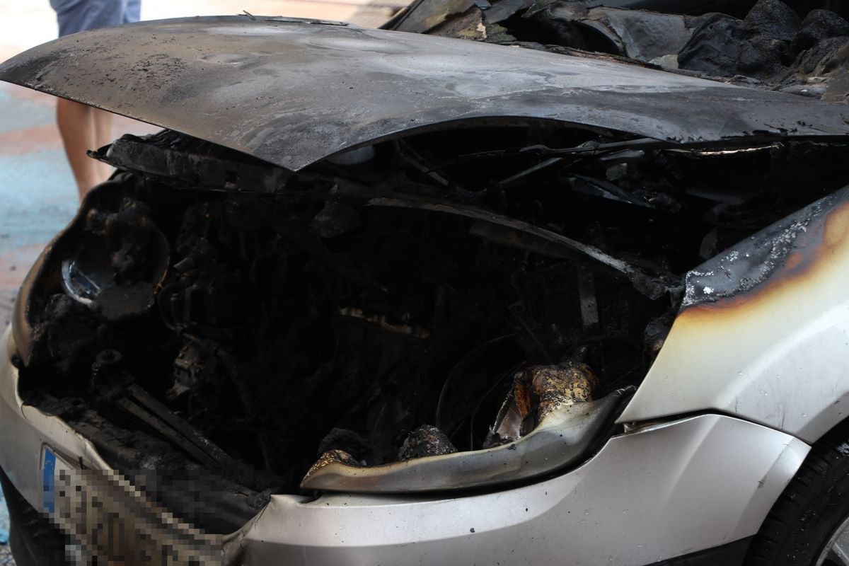 El coche estaba girando desde Gran Vía de San Marcos cuando del motor empezaron a salir las llamas que obligaron a los ocupantes a abondar rápidamente el vehículo. 