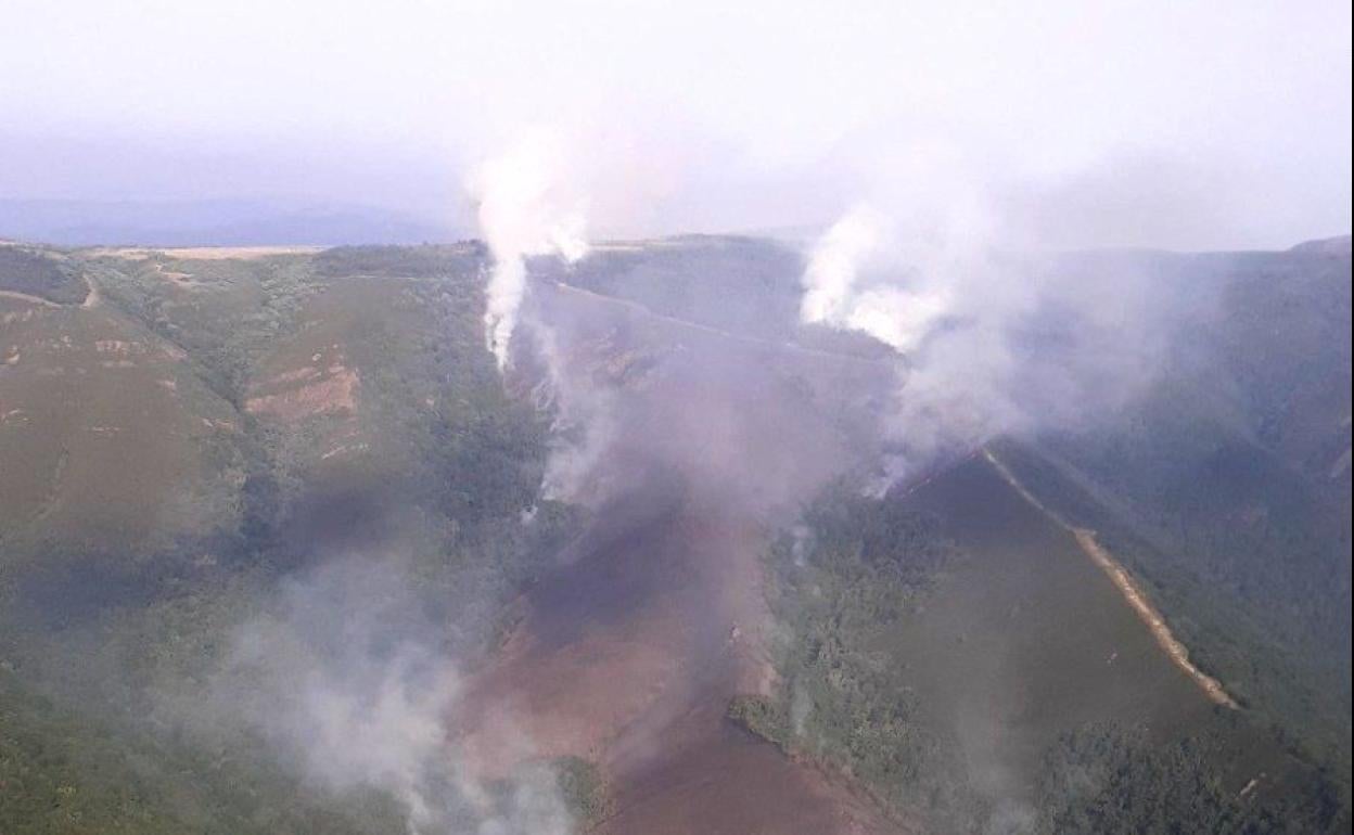 Incendio declarado en Villafranca del Bierzo, donde se ha activado el nivel 1 de alarma.