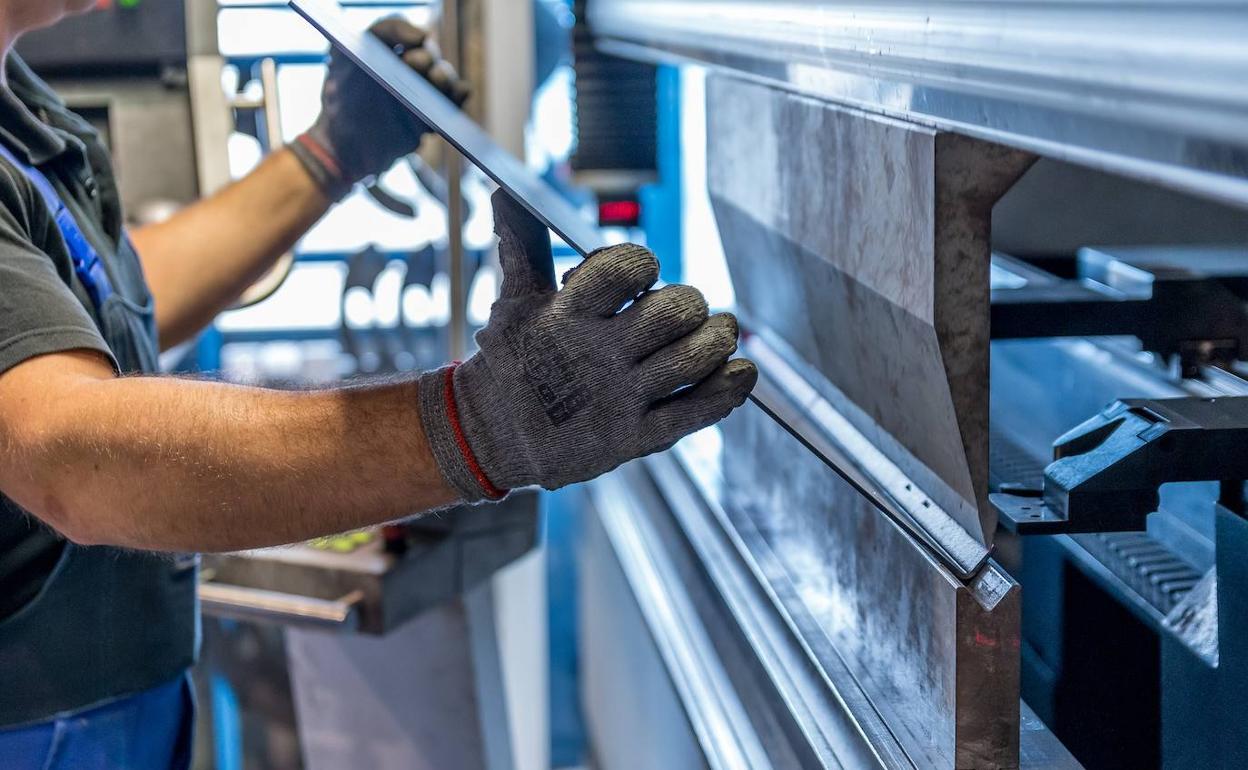 Un operario coloca una placa en una fábrica. León se mantiene a kla cabeza, junto a Valladolid, en la creación de empresas en Castilla y León.