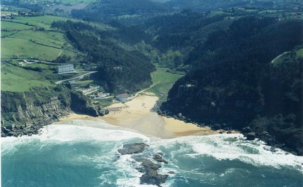 Playa de La Ñora, en el concejo de Villaviciosa, Asturias. 