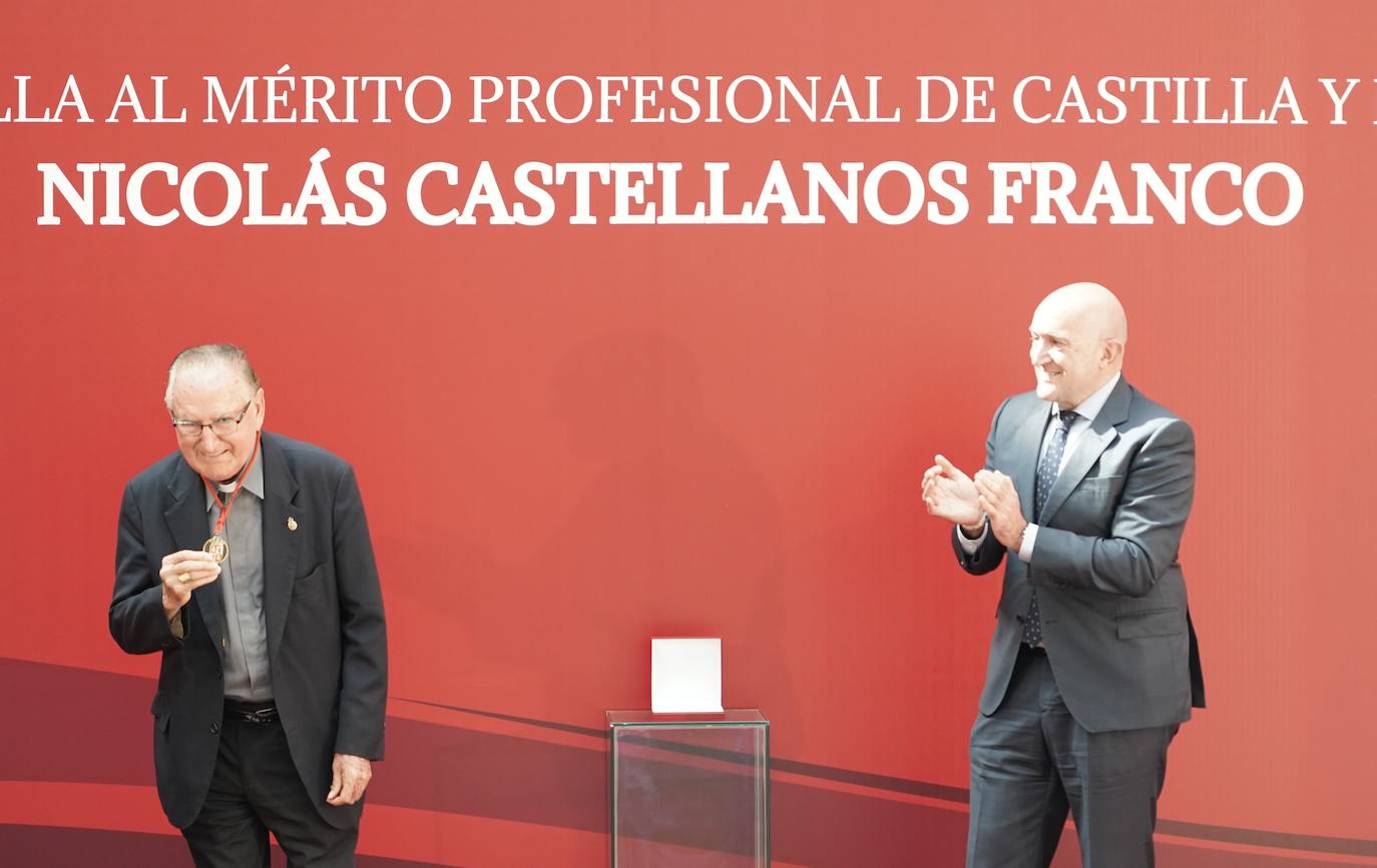 Fotos: Entrega la medalla el Mérito Profesional de Castilla y León al obispo y misionero Nicolás Castellanos