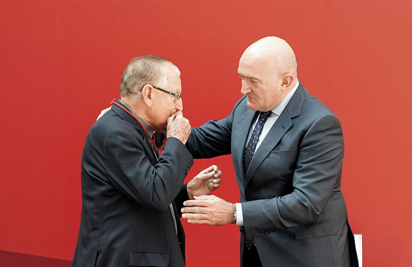 Fotos: Entrega la medalla el Mérito Profesional de Castilla y León al obispo y misionero Nicolás Castellanos