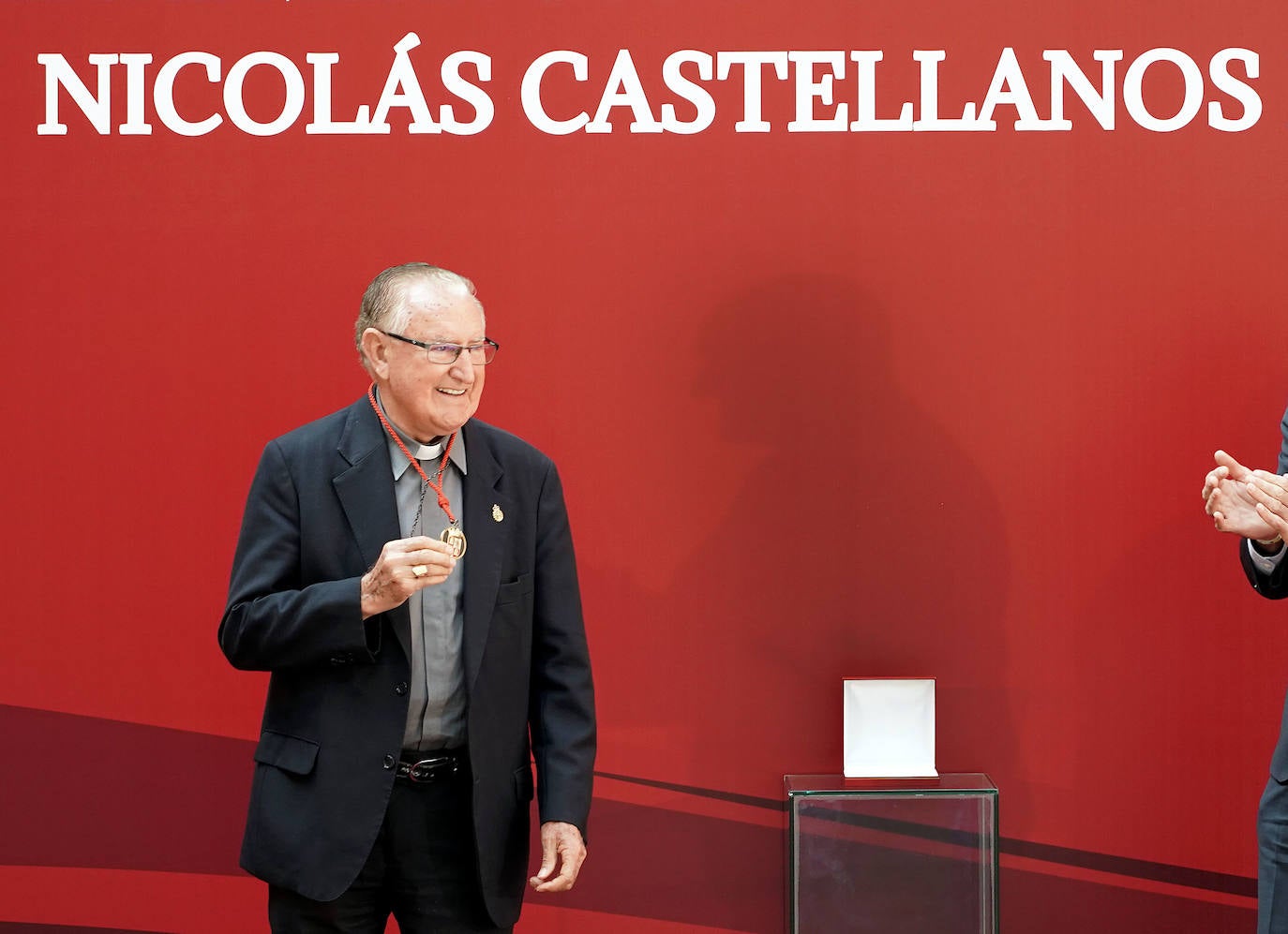 Fotos: Entrega la medalla el Mérito Profesional de Castilla y León al obispo y misionero Nicolás Castellanos