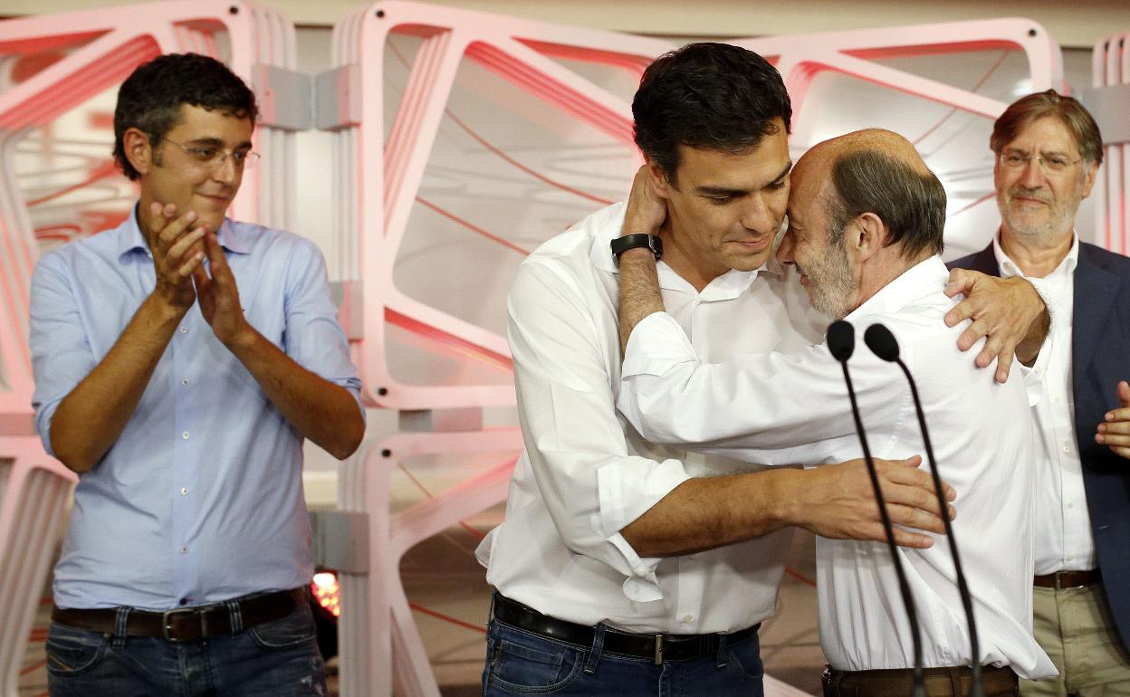 Pedro Sánchez recibe el abrazo del exsecretario general del PSOE, Alfredo Pérez Rubalcaba, tras ganar en 2014 las primarias a las que se presentó, como gran desconocido, con un perfil más socioliberal frente al socialdemócrata ortodoxo de Eduardo Madina y el más escorado a la izquierda de José Antonio Pérez Tapias. El apoyo de la entonces presidenta andaluza, Susana Díaz, que esperaba mejor momento para liderar el partido fue crucial en esa contienda 