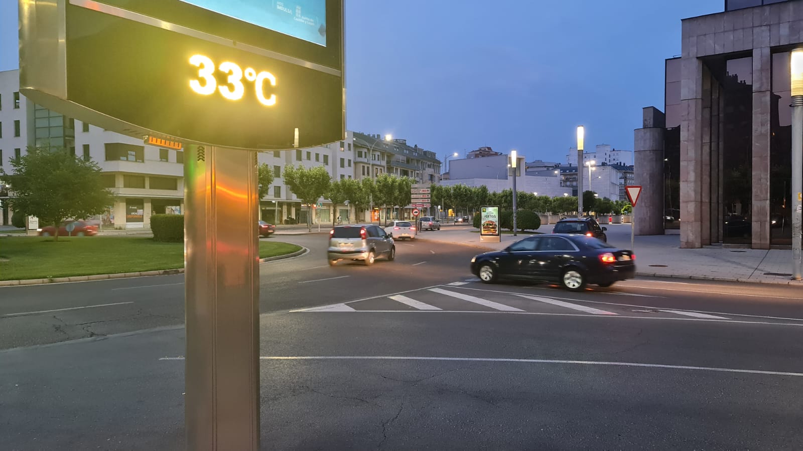 Los leoneses se acostumbran a vivir las madrugadas con temperaturas más propias del sur peninsular. En las noches tropicales, con 33º en la pasada madrugada, los espacios públicos sirven para aliviar el calor. «Donde mejor se duerme es en la terraza».