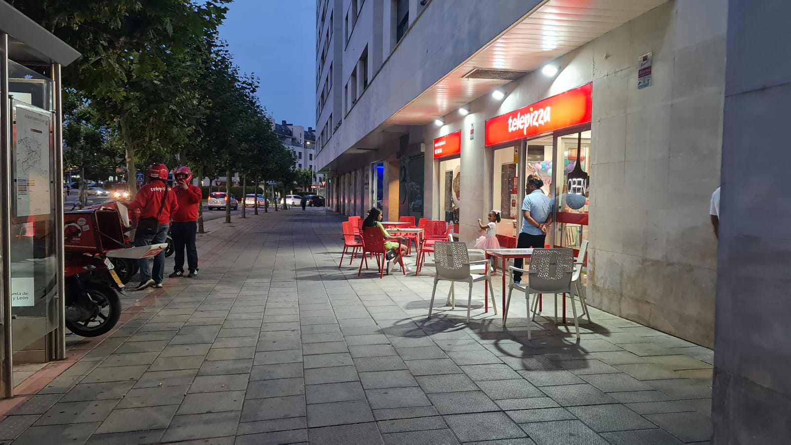 Los leoneses se acostumbran a vivir las madrugadas con temperaturas más propias del sur peninsular. En las noches tropicales, con 33º en la pasada madrugada, los espacios públicos sirven para aliviar el calor. «Donde mejor se duerme es en la terraza».