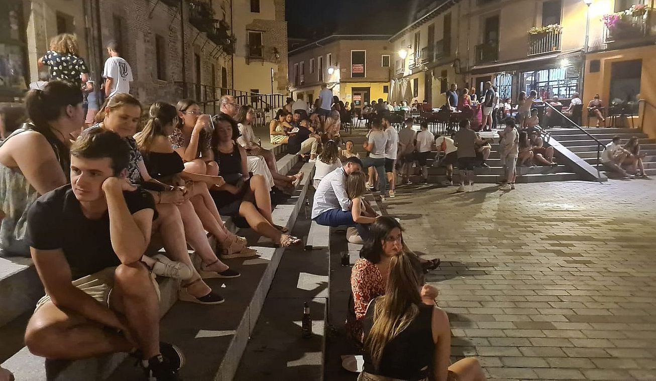 Los leoneses se acostumbran a vivir las madrugadas con temperaturas más propias del sur peninsular. En las noches tropicales, con 33º en la pasada madrugada, los espacios públicos sirven para aliviar el calor. «Donde mejor se duerme es en la terraza».