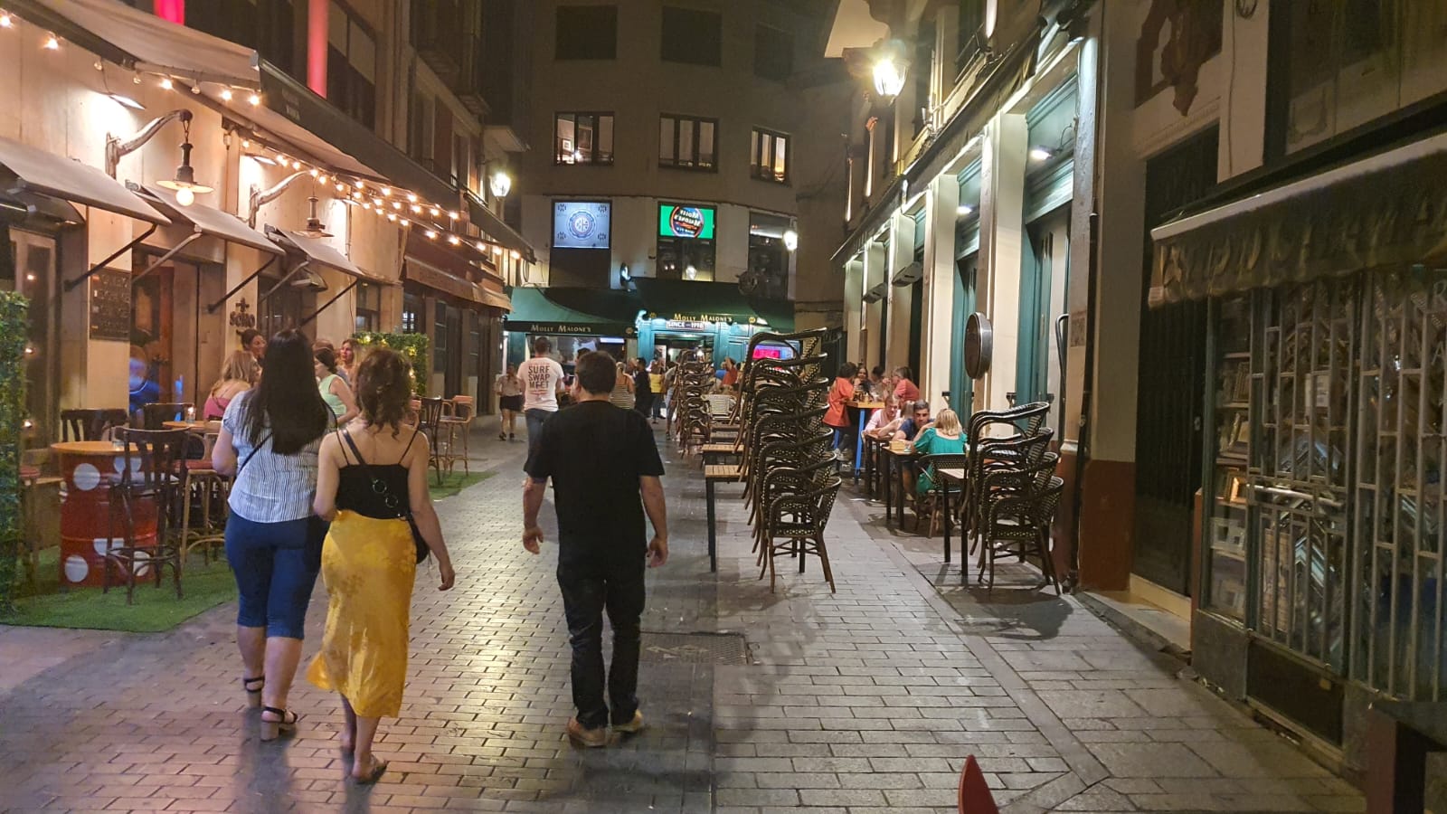 Los leoneses se acostumbran a vivir las madrugadas con temperaturas más propias del sur peninsular. En las noches tropicales, con 33º en la pasada madrugada, los espacios públicos sirven para aliviar el calor. «Donde mejor se duerme es en la terraza».