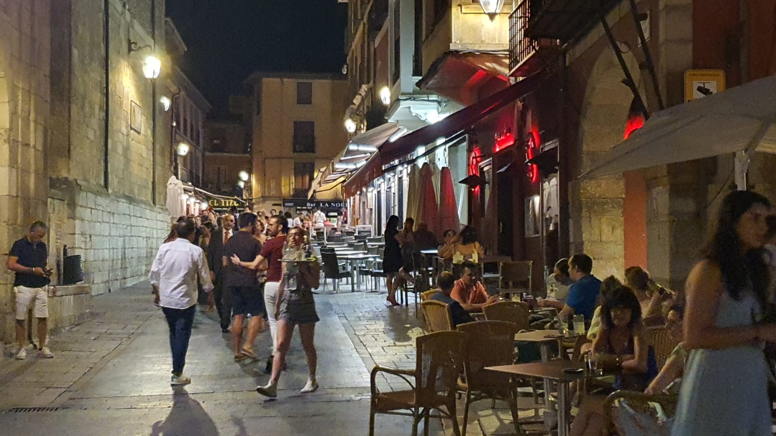 Los leoneses se acostumbran a vivir las madrugadas con temperaturas más propias del sur peninsular. En las noches tropicales, con 33º en la pasada madrugada, los espacios públicos sirven para aliviar el calor. «Donde mejor se duerme es en la terraza».