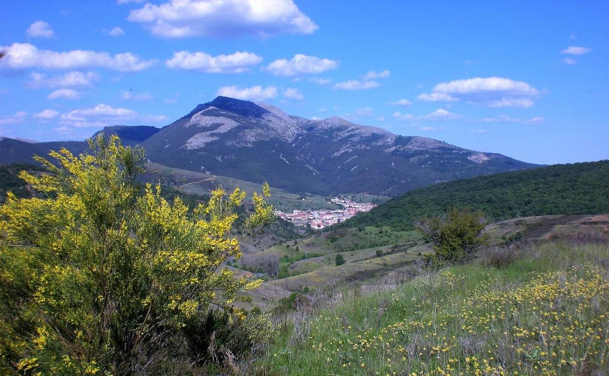 Al fondo bajo la eminencia más occidental de Peñacorada: Cistierna. En un conocido Face Book leonés: «Nuesas tierras llionesas», el cual seguimos con atención y agrado, decían algunos, imbuidos de ciertos prejuicios nacionalistas leoneses que la montaña oriental leonesa: Montaña de Riaño, no pertenece a la Cantabria histórica. Muchos leoneses ignoran que en el macizo de Peñacorada, peña mojonera por el Oeste de la antigua nación de los cántabros, se halló la única lápida de toda Cantabria, perteneciente a un príncipe de los cántabros: Doviderus princeps cantabrorum. Lo astur y cántabro definen desde la protohistoria el ser leonés. Por lo tanto pertenecemos a la Cantabria histórica, aunque siempre hemos defendido y sido fieles a la diócesis y glorioso reino de León frente a las asechanzas de Castilla